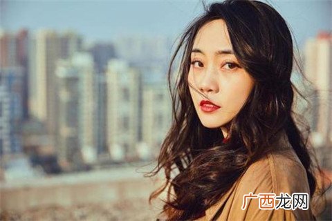 约女生她说不想出去，该怎么办？