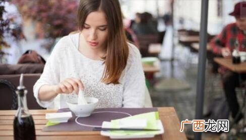 出去吃饭女生主动买单意味着什么意思？
