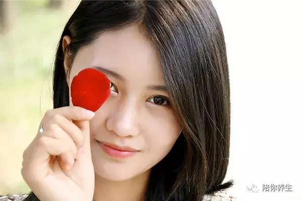 嘴巴周围长痘痘是什么原因？嘴角长痘应该如何进行调理