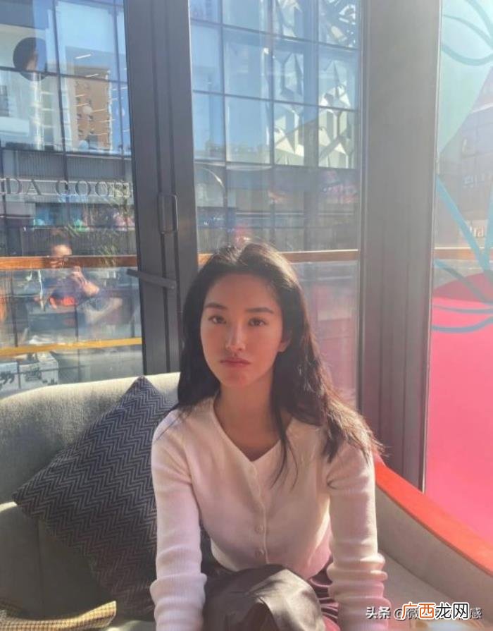 纯洁的女孩，冯小刚口中最纯洁的女孩杨采钰和她跨时代的爱情