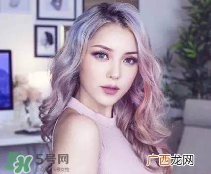 夏天头发染什么颜色好看 夏天染什么颜色的头发好看