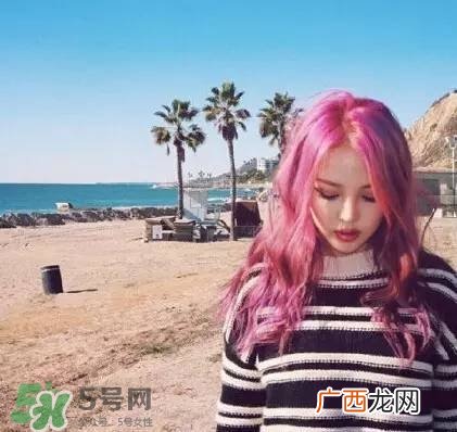 夏天头发染什么颜色好看 夏天染什么颜色的头发好看
