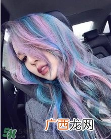 夏天头发染什么颜色好看 夏天染什么颜色的头发好看
