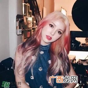 夏天头发染什么颜色好看 夏天染什么颜色的头发好看