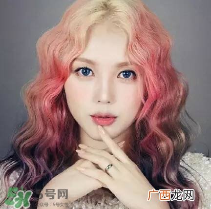 夏天头发染什么颜色好看 夏天染什么颜色的头发好看
