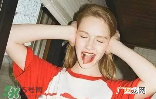 夏天头发染什么颜色好看 夏天染什么颜色的头发好看