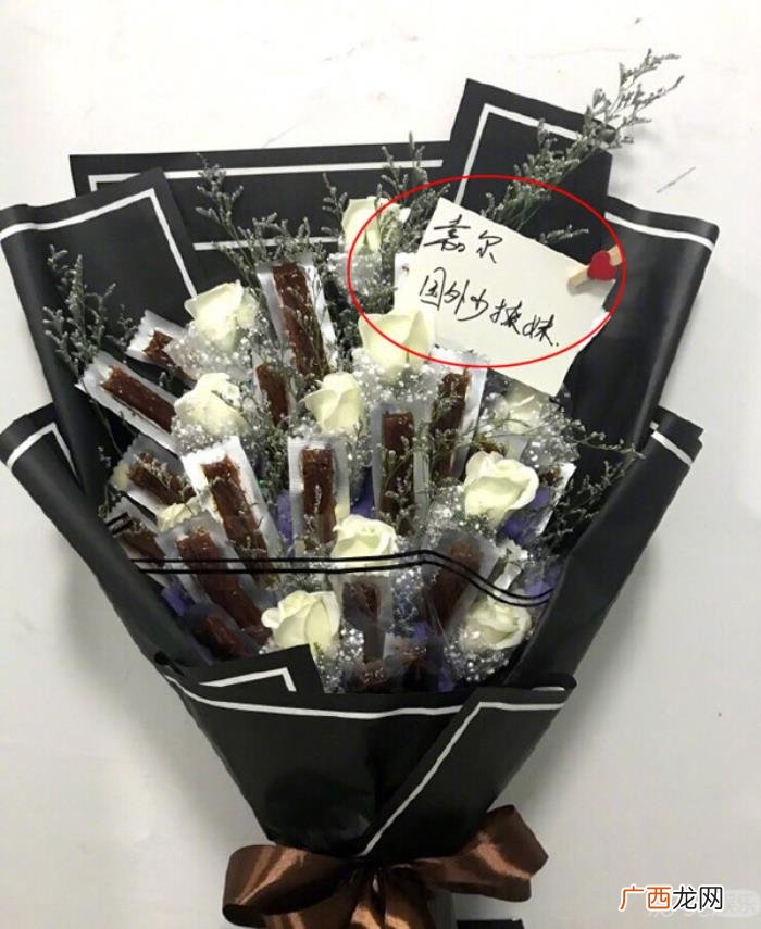 王嘉尔推特，王嘉尔喝香槟火爆推特没什么好奇怪的