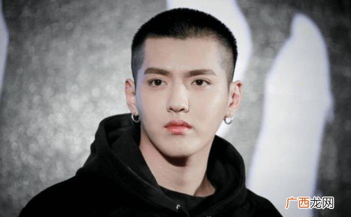 吴亦凡素颜，马薇薇素颜憔悴出镜为支持吴亦凡道歉