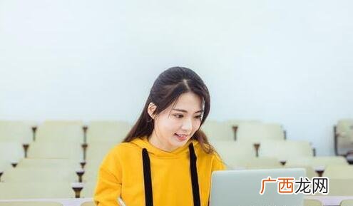 男生怎么触碰喜欢的女生手？不让女生感到反感