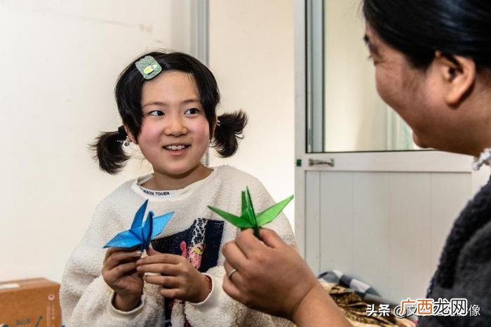 父母强颜欢笑背后尽显忧伤 强颜欢笑伤感图片