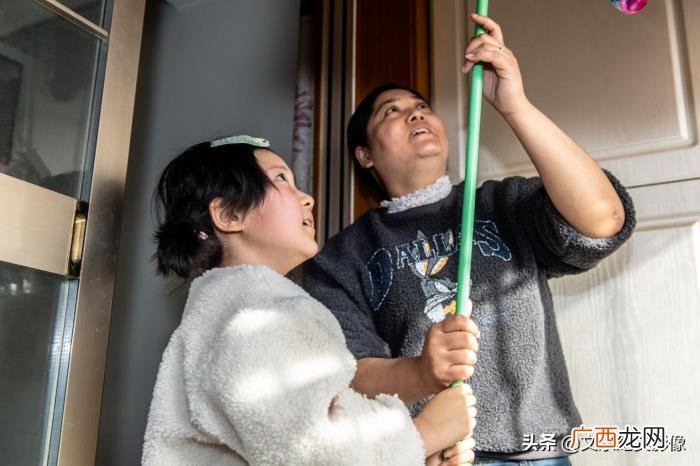 父母强颜欢笑背后尽显忧伤 强颜欢笑伤感图片