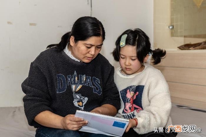 父母强颜欢笑背后尽显忧伤 强颜欢笑伤感图片