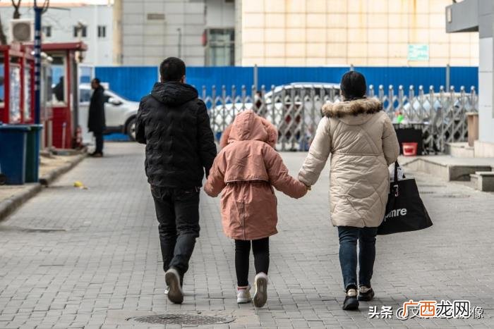 父母强颜欢笑背后尽显忧伤 强颜欢笑伤感图片