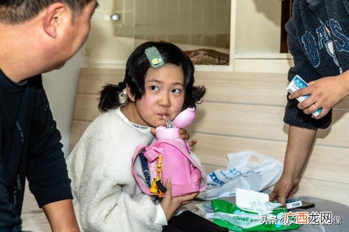 父母强颜欢笑背后尽显忧伤 强颜欢笑伤感图片
