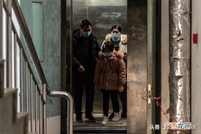 父母强颜欢笑背后尽显忧伤 强颜欢笑伤感图片