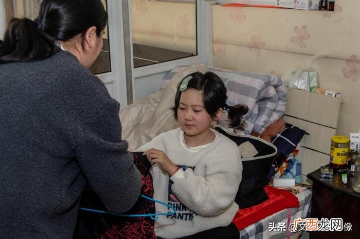 父母强颜欢笑背后尽显忧伤 强颜欢笑伤感图片