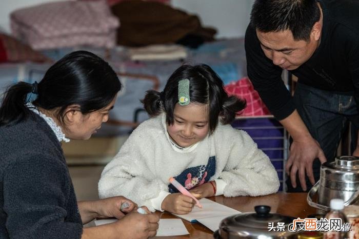 父母强颜欢笑背后尽显忧伤 强颜欢笑伤感图片