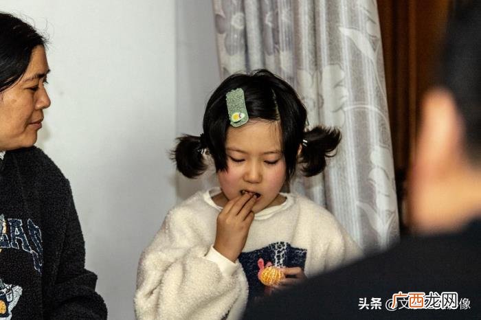 父母强颜欢笑背后尽显忧伤 强颜欢笑伤感图片