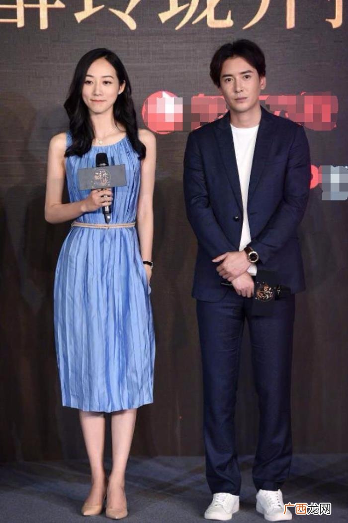 刘诗诗腿弯，刘诗诗却没忍住曲腿是踩高跟鞋太累