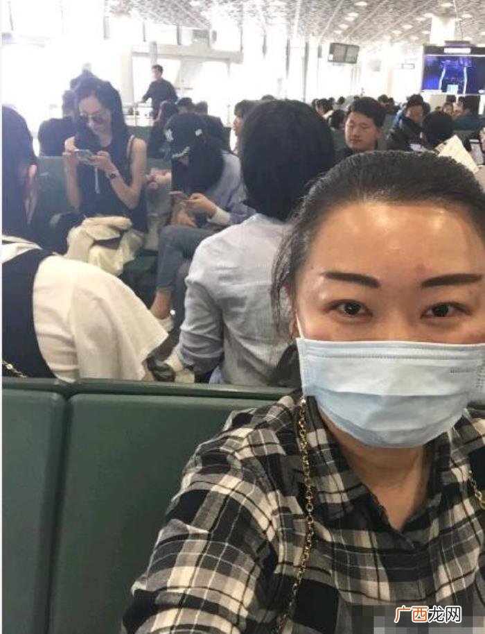 刘诗诗腿弯，刘诗诗却没忍住曲腿是踩高跟鞋太累