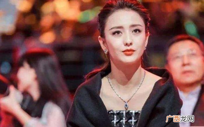 佟丽娅痛哭,36岁女神佟丽娅因主持春晚崩溃痛哭