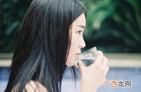和女生相亲第二次见面就牵手合适吗?