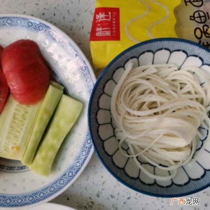 做三明治需要什么材料，几分钟搞定面条做三明治