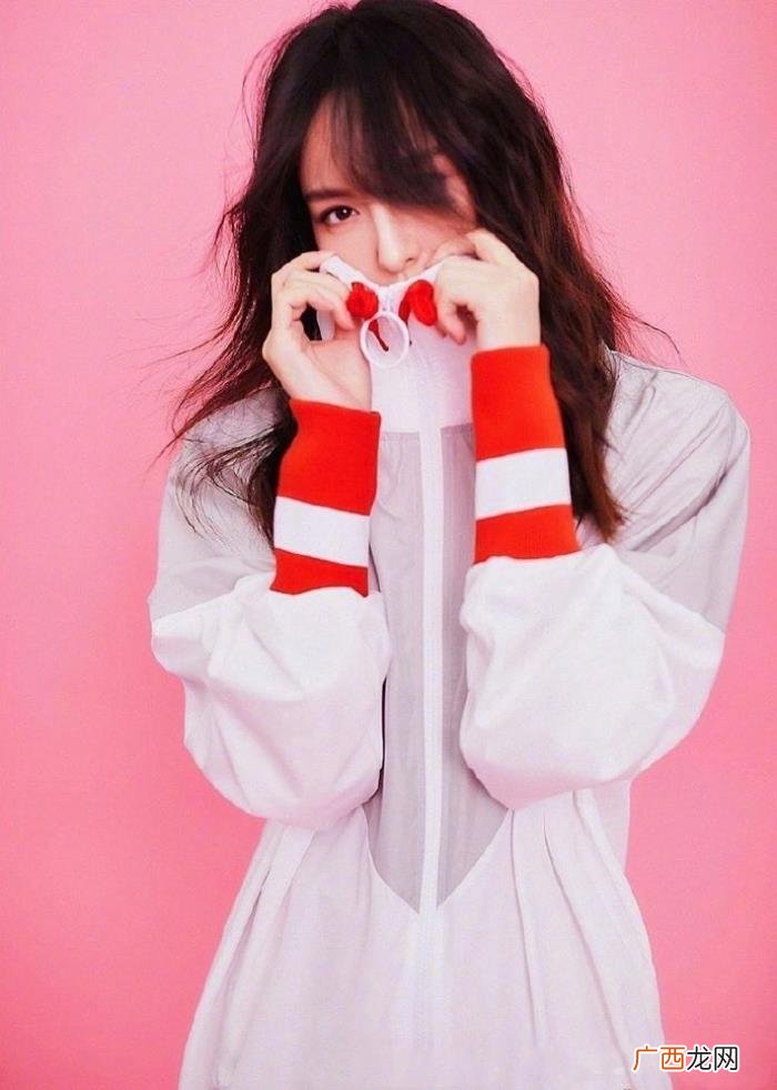 唐嫣拍写真，又甜又酷的唐嫣拍起运动写真look