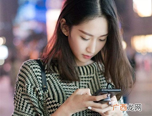女生约会迟到了，男生该如何缓解尴尬？