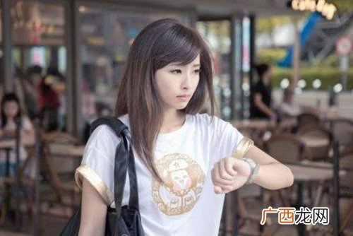 女生约会迟到了，男生该如何缓解尴尬？