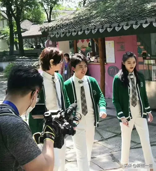 黄明昊多高，身高172关晓彤与身高183黄明昊