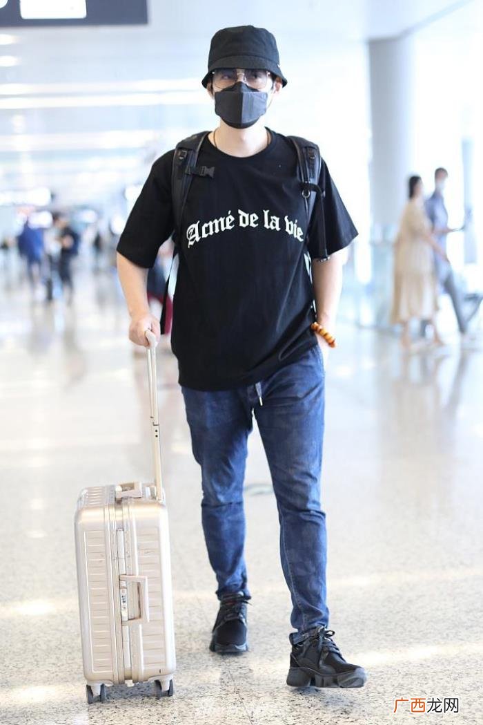 严屹宽机场，严屹宽现身上海机场戴墨镜不掩弯弯笑眼