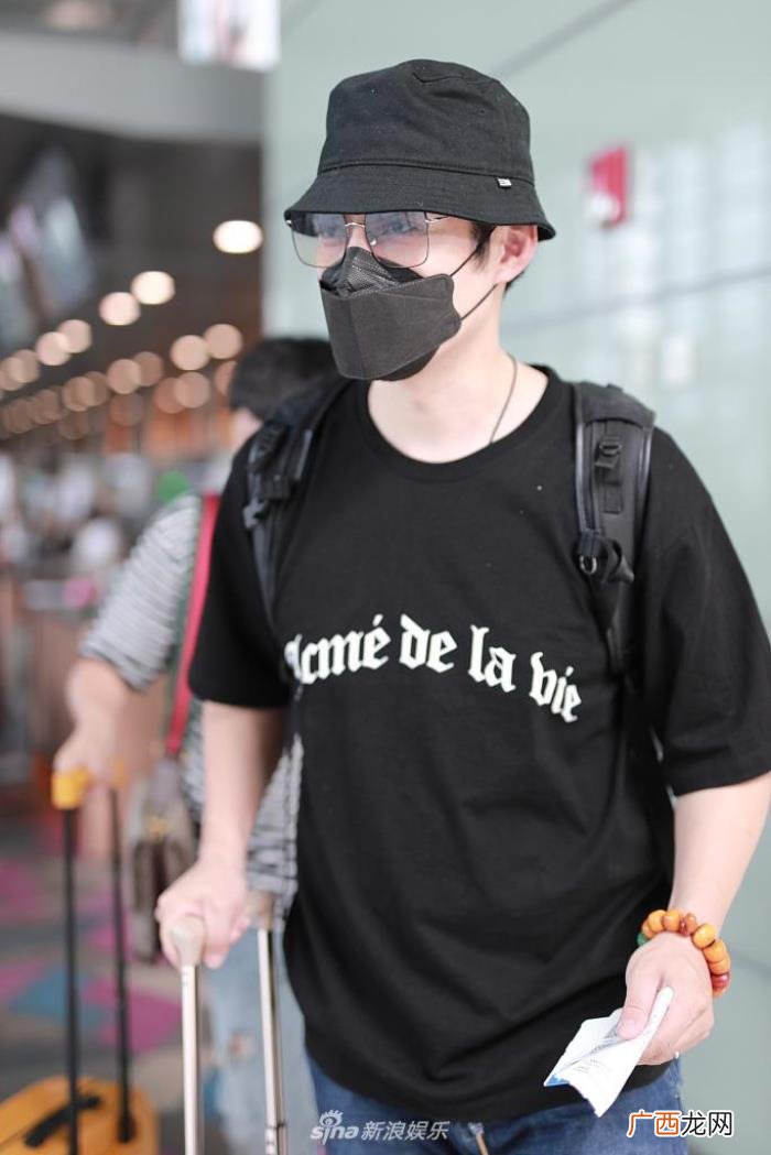 严屹宽机场，严屹宽现身上海机场戴墨镜不掩弯弯笑眼