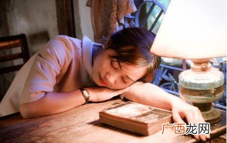 异地女朋友工作累怎么安慰?能不能说我养你
