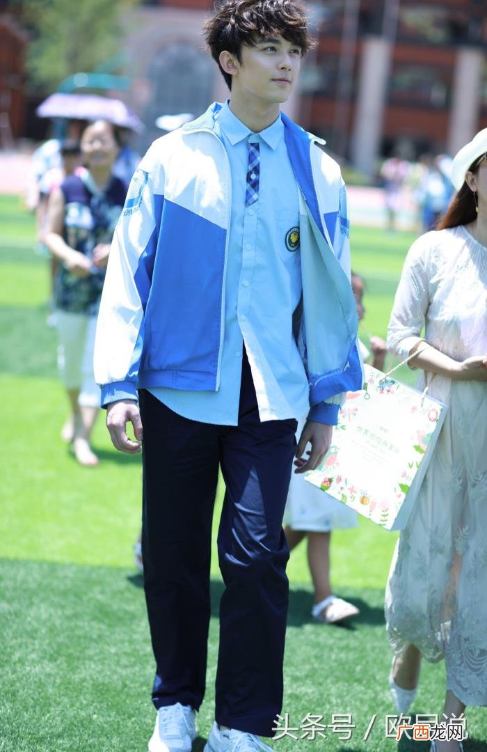吴磊胡一天，张艺兴、易烊千玺、吴磊、胡一天等人校服PK