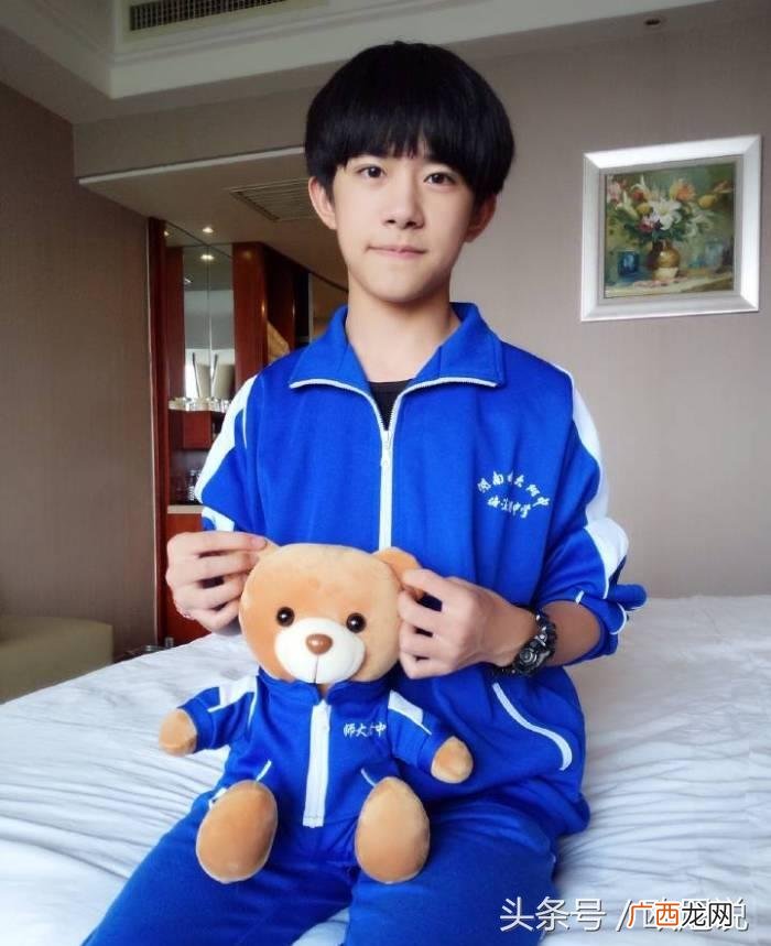 吴磊胡一天，张艺兴、易烊千玺、吴磊、胡一天等人校服PK