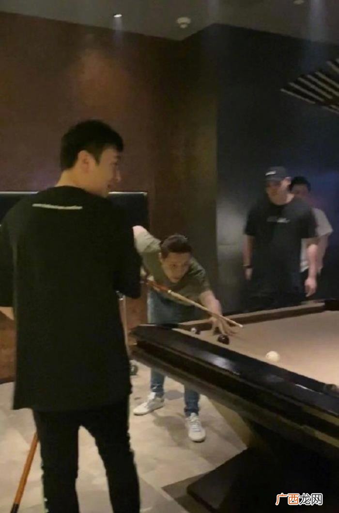 偶遇张艺兴，网友偶遇张艺兴王思聪打台球逛夜店