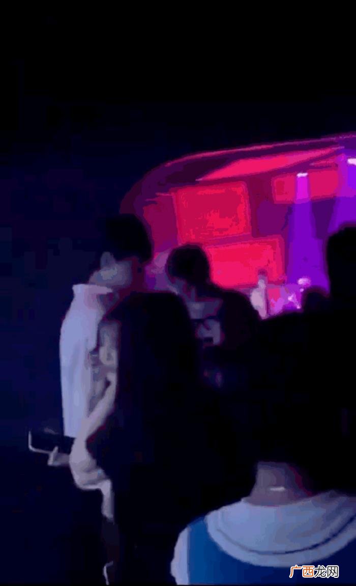 偶遇张艺兴，网友偶遇张艺兴王思聪打台球逛夜店