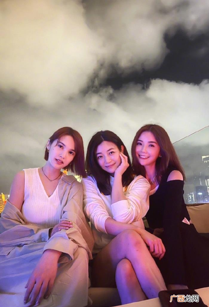 杨丞琳上海，杨丞琳、陈妍希、阿Sa在上海外滩聚会