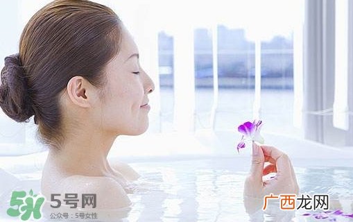 洗澡后皮肤起皮是怎么回事_为什么洗澡后皮肤起皮