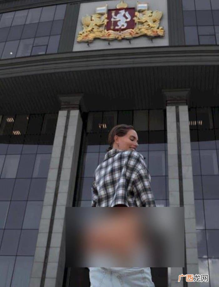 俄罗斯明星，俄罗斯一成人明星因在克宫外拍摄露臀照片被监...