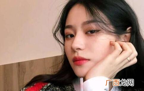 女朋友太外向喜欢跟别的男生玩怎么办？