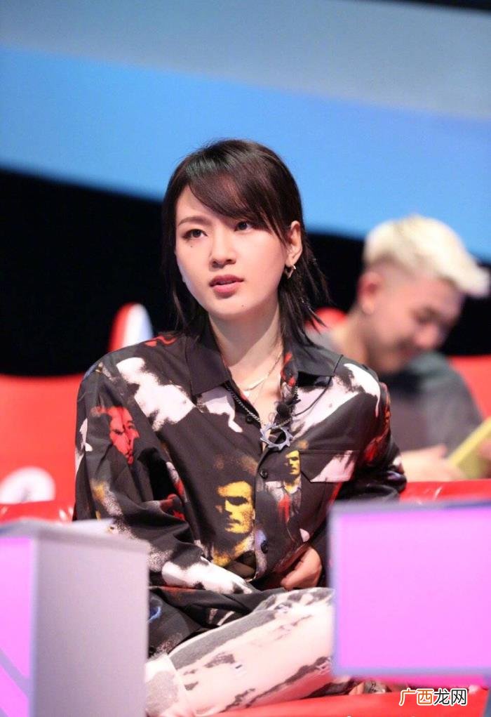 周笔畅方脸，周笔畅已不是当年的方脸加黑框眼镜
