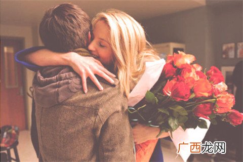 男生不知道怎么哄女生？一个拥抱就能搞定的事！