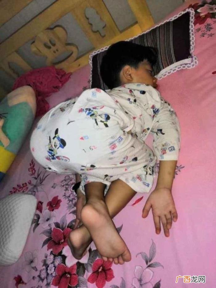 宝宝搞笑睡姿大比拼 睡觉图片搞笑