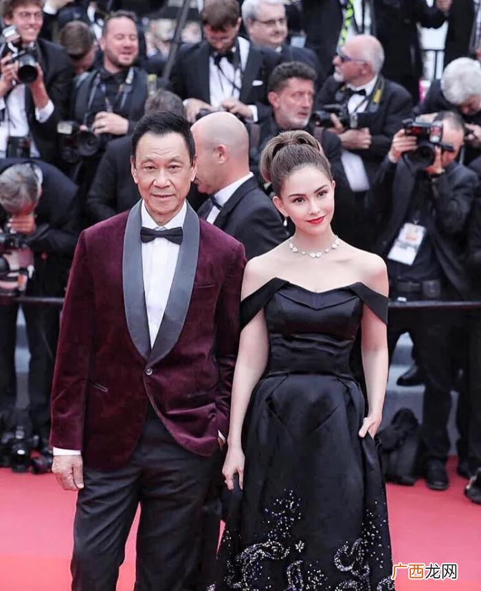 周杰伦微笑,周杰伦面带微笑如老父亲般看老婆走红毯