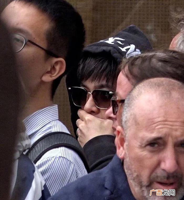 周杰伦微笑,周杰伦面带微笑如老父亲般看老婆走红毯