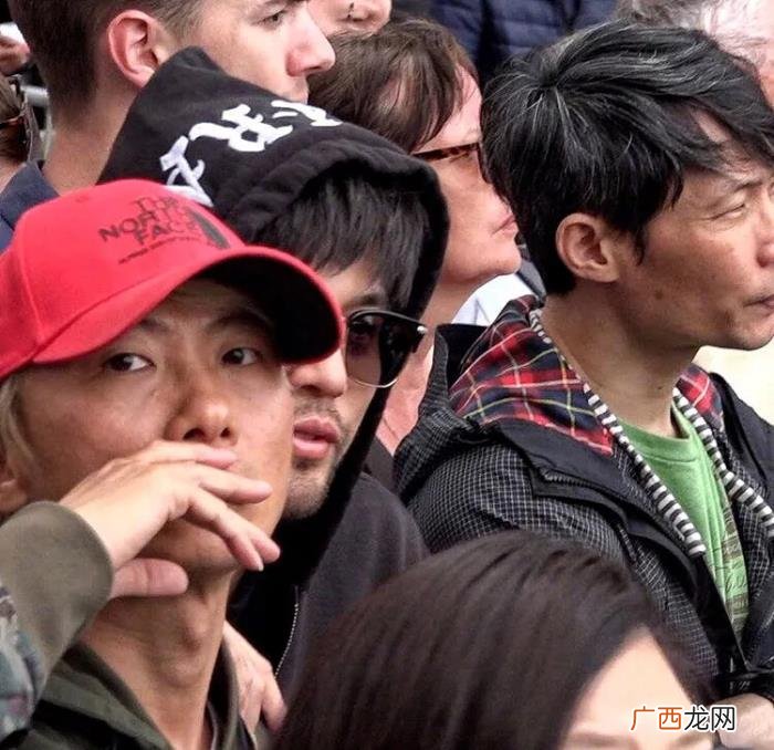 周杰伦微笑,周杰伦面带微笑如老父亲般看老婆走红毯