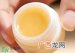 Blistex碧唇小白罐和小蓝罐哪个好？百蕾适小白罐和小蓝罐对比