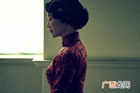 已婚女人爱上已婚男人的表现，她的爱其实很明显